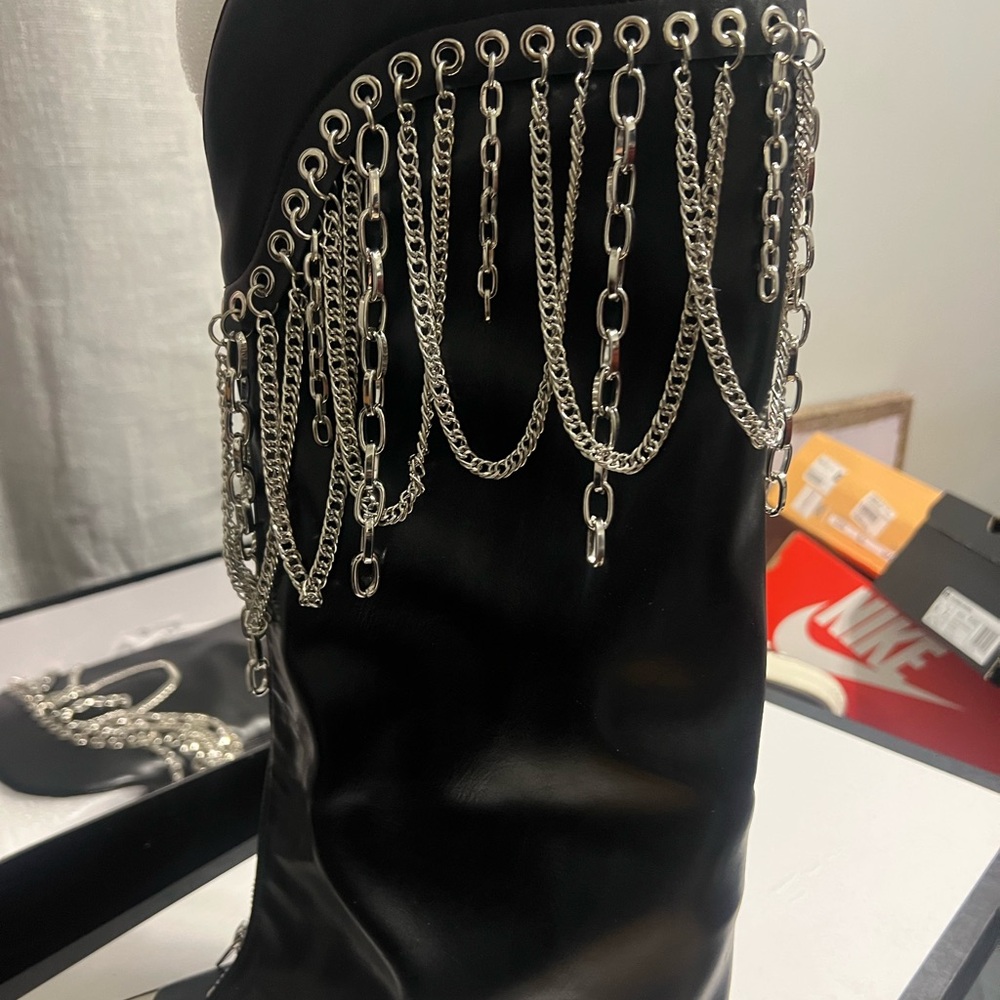 Elegant Black Chain-Adorned Heeled Boots
